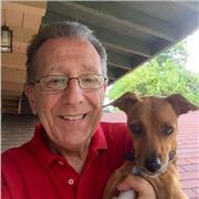 Soy español de nacimiento pero he vivido durante 40 años en Los Angeles, California. Tengo títulos de inglés de la Universidad de Barcelona y Californ